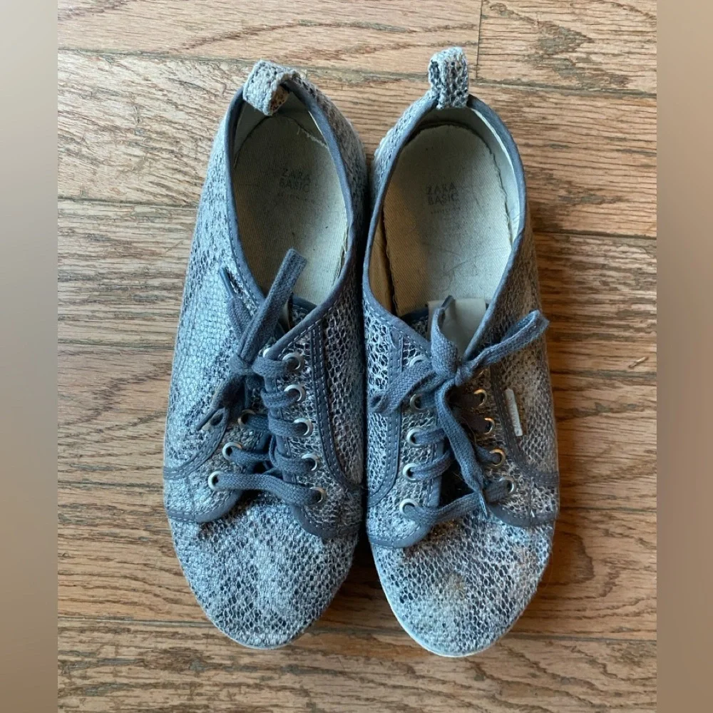 Zara sneakers Shoes Silver Animal Print Eu 41 US 10 excellent preowned condition